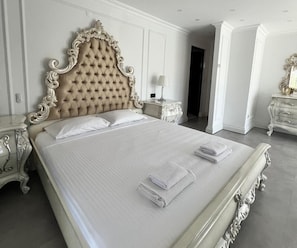 6 bedrooms, iron/ironing board, WiFi, bed sheets