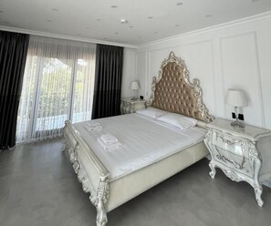 6 bedrooms, iron/ironing board, WiFi, bed sheets