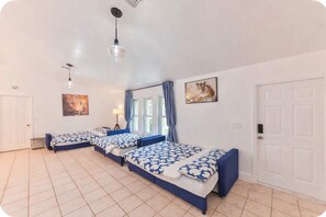 4 habitaciones, escritorio y tabla de planchar con plancha 