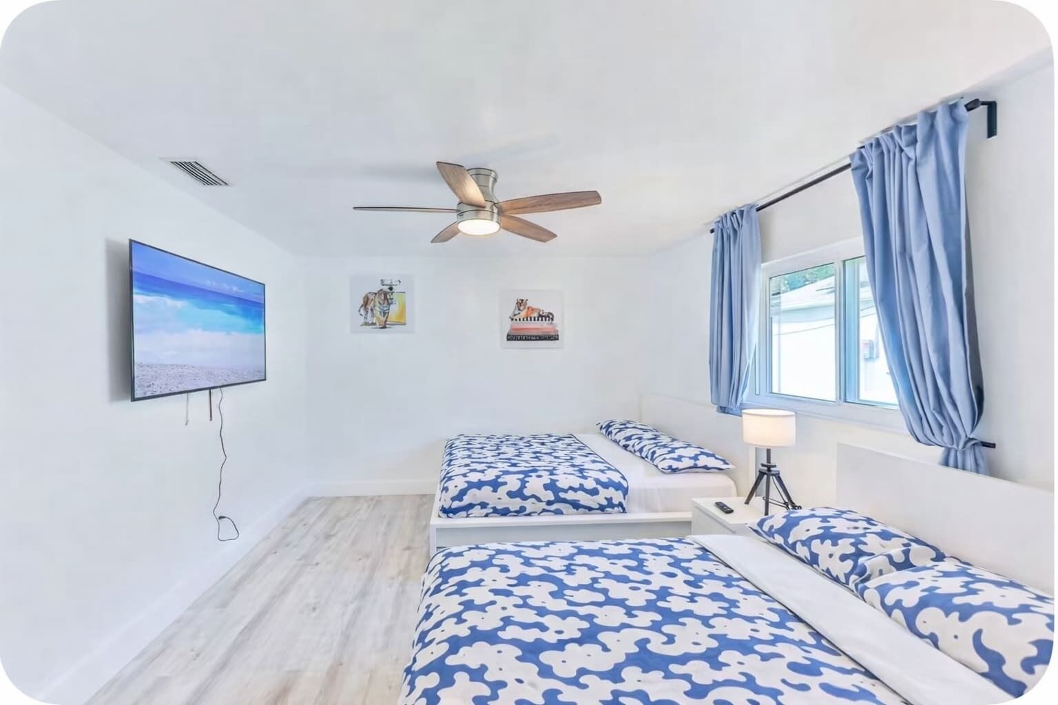 4 chambres, bureau, fer et planche à repasser, lit parapluie