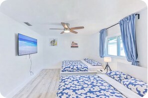 4 habitaciones, escritorio y tabla de planchar con plancha 