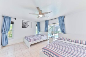 4 dormitorios, escritorio, tabla de planchar con plancha y cuna de viaje