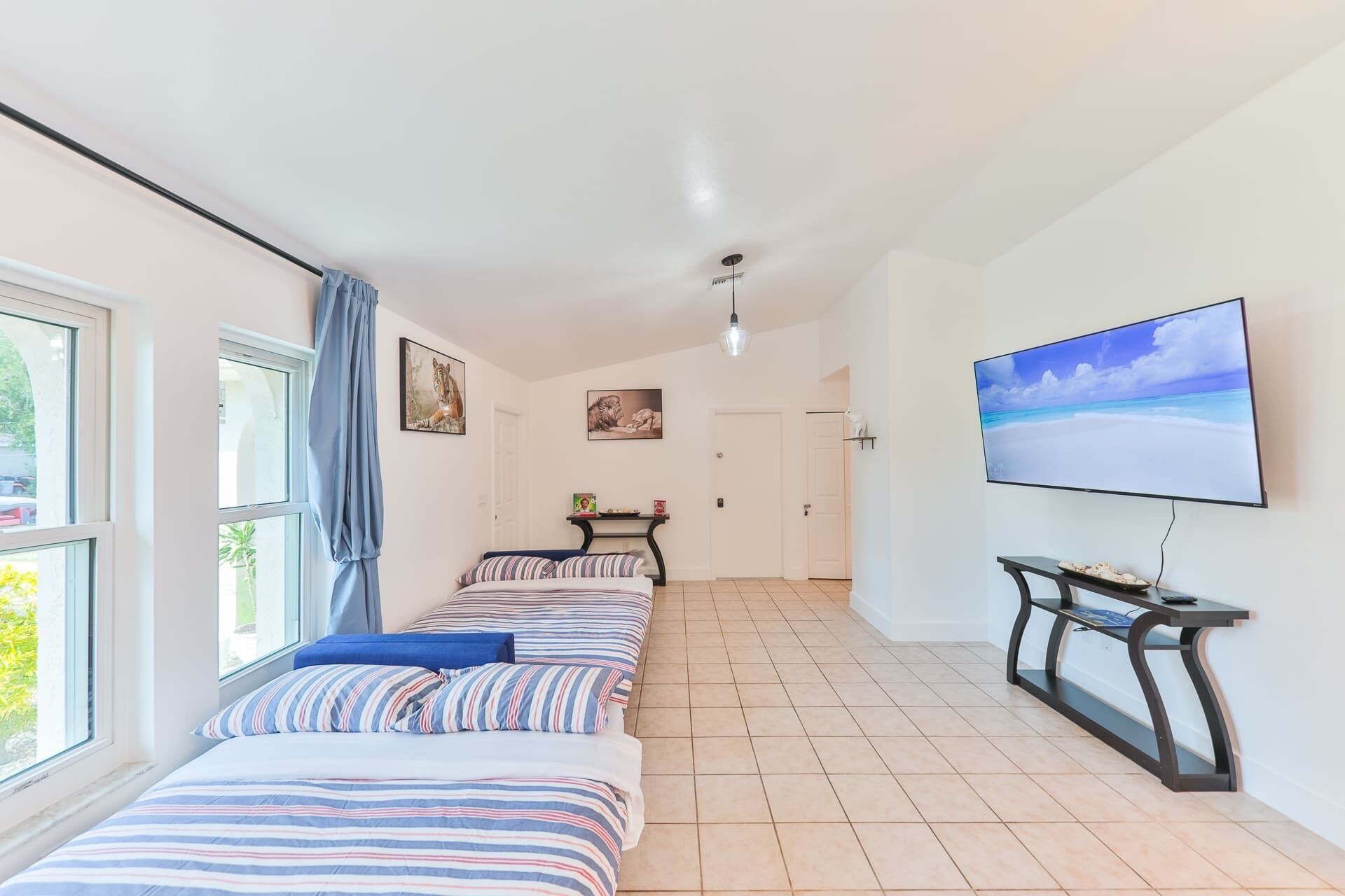 4 soverom, skrivebord, strykejern/-brett og reiseseng for barn