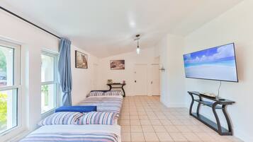 4 soverom, skrivebord, strykejern/-brett og reiseseng for barn