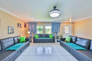 Smart TV, offices - Coastal Heaven STR 503 (Cape Coral)