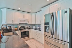 Fridge, microwave, oven, stovetop - Coastal Heaven STR 503 (Cape Coral)