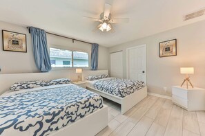 3 Schlafzimmer, Schreibtisch, Bügeleisen/Bügelbrett, Reisekinderbett