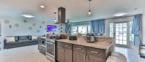 Kylskåp, mikrovågsugn, ugn och spishäll