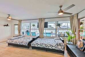 4 chambres, bureau, fer et planche à repasser, lit de bébé portatif