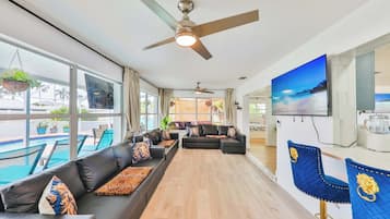 Een smart-tv en een kantoor