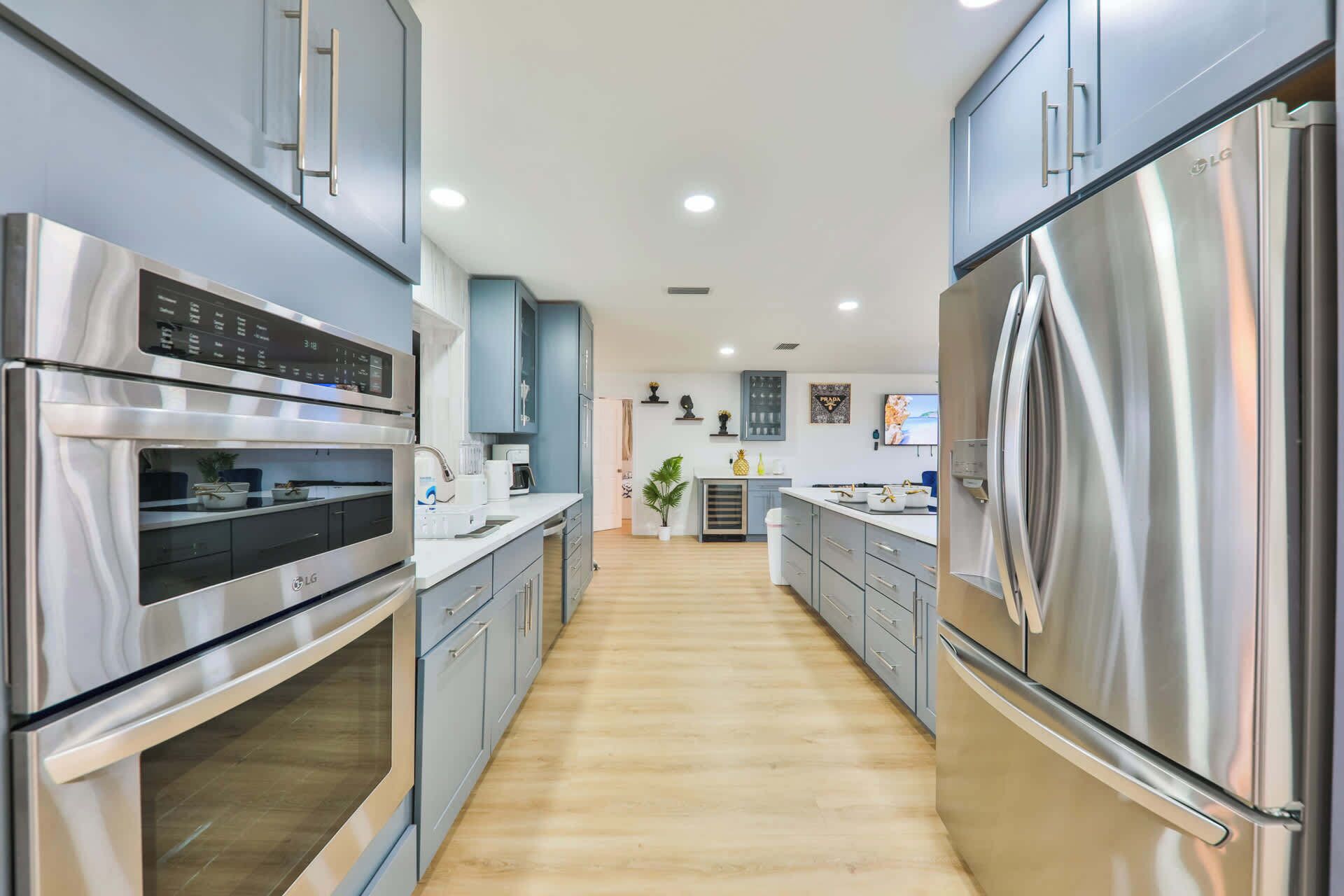 Jääkaappi, mikroaaltouuni, uuni, liesi