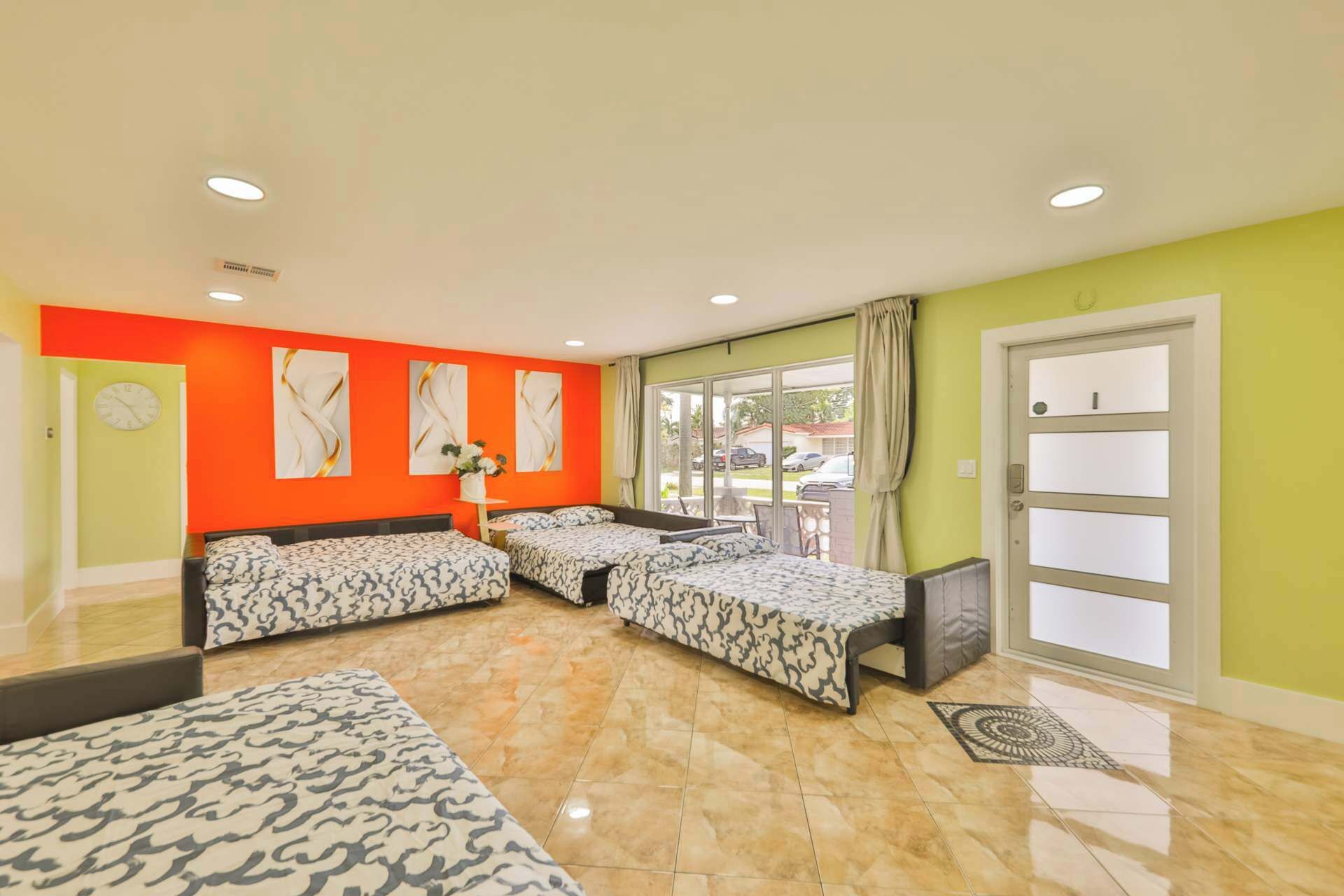 6 sovrum, skrivbord, strykjärn/strykbräda och resesäng