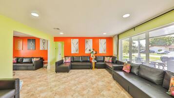 Smart-TV, Videospiele, Tischfußball, Bücher