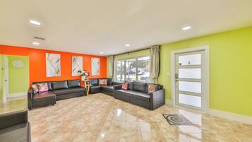 Smart TV, videogames, pebolim, livros