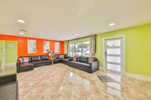 Smart TV, videojuegos, futbolito, libros