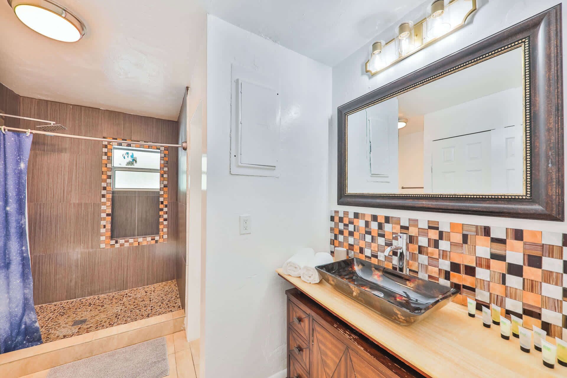 Hårtork, handdukar, tvål och schampo