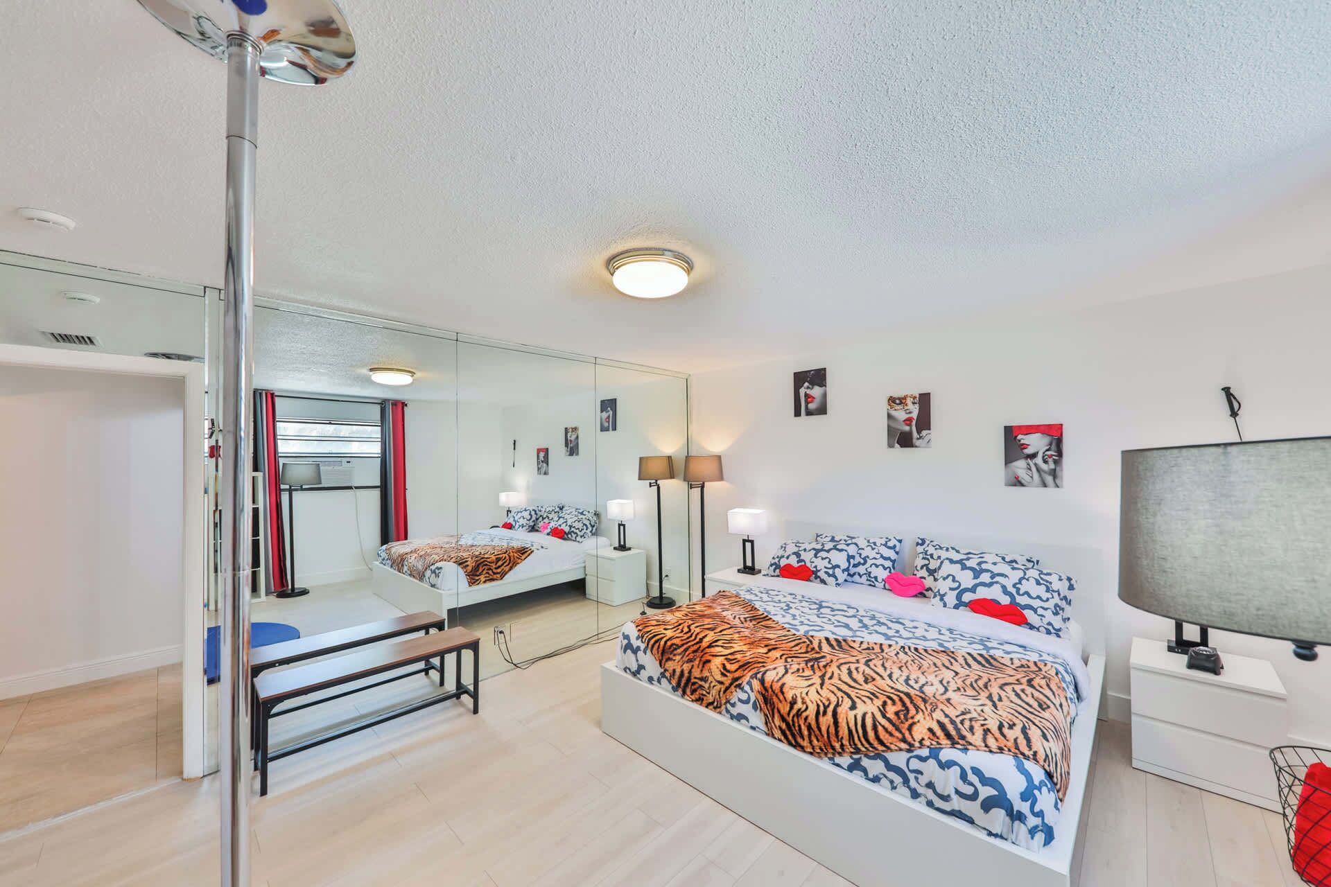 1 quarto, ferros/tábuas de passar roupa, berço de viagem