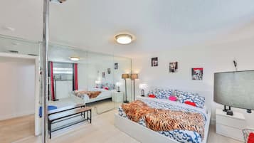 1 quarto, ferros/tábuas de passar roupa, berço de viagem