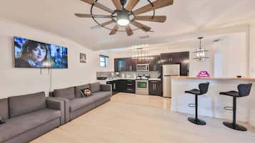 Micro-ondas, fogão, cooktop, cafeteira/chaleira