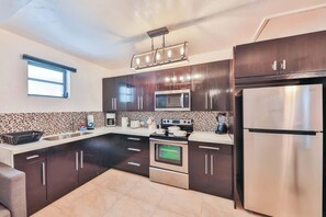 Microondas, horno, placa de cocina y cafetera o tetera