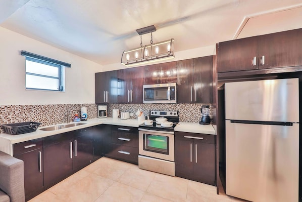 Micro-ondes, four, plaque de cuisson, cafetiĂšre/bouilloire