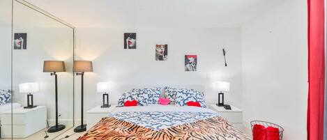 1 habitación, tabla de planchar con plancha y cuna de viaje