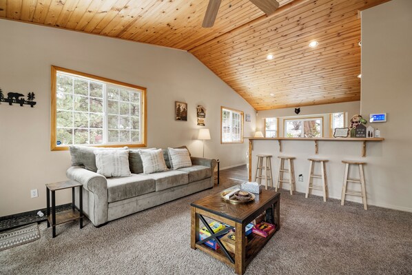 Living area - Rocky Top Retreat (Big Bear City)