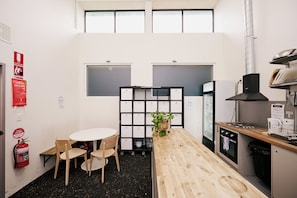 Refrigerador, microondas, horno, tostadora