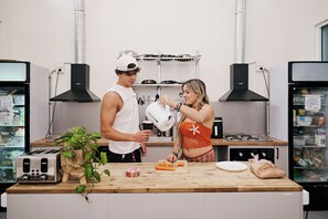 Felles sovesal, for menn og kvinner | Delt kjøkken