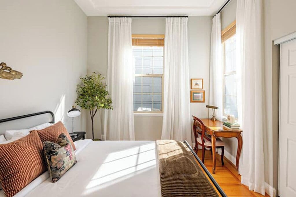 4 chambres, bureau, fer et planche à repasser, lit parapluie