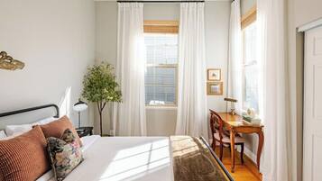 4 chambres, bureau, fer et planche à repasser, lit parapluie