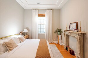 4 habitaciones, escritorio y tabla de planchar con plancha 