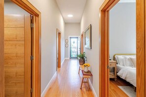 4 habitaciones, escritorio y tabla de planchar con plancha 