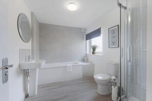 Shower - Spacious 6BR Sleeps 12 with Parking (Tyne and Wear)