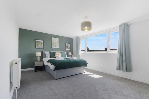 Spacious! 6BR in Beach Road