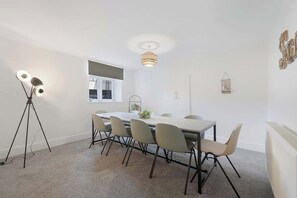 Dining - Spacious 6BR Sleeps 12 with Parking (Tyne and Wear)