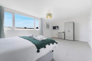 6 quartos, acesso à internet, roupa de cama