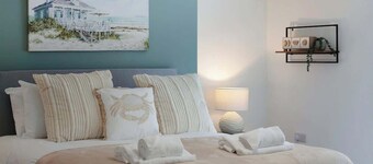 Spacious 6BR Sleeps 12 w/FAST WIFI & Parking