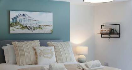 Spacious 6BR Sleeps 12 w/FAST WIFI & Parking