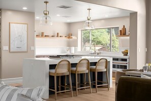 Micro-ondes, four, plaque de cuisson, lave-vaisselle