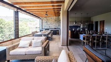 Apartemen Mewah, 4 kamar tidur, pemandangan gunung | Teras/patio