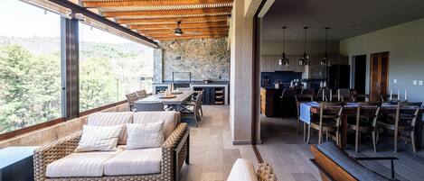 Luxury Apartment, 4 Bedrooms, Mountain View | Terrace/patio