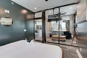 Room - Gallant Glass 4BR • Top Floor • Walk to Vandy (Nashville)