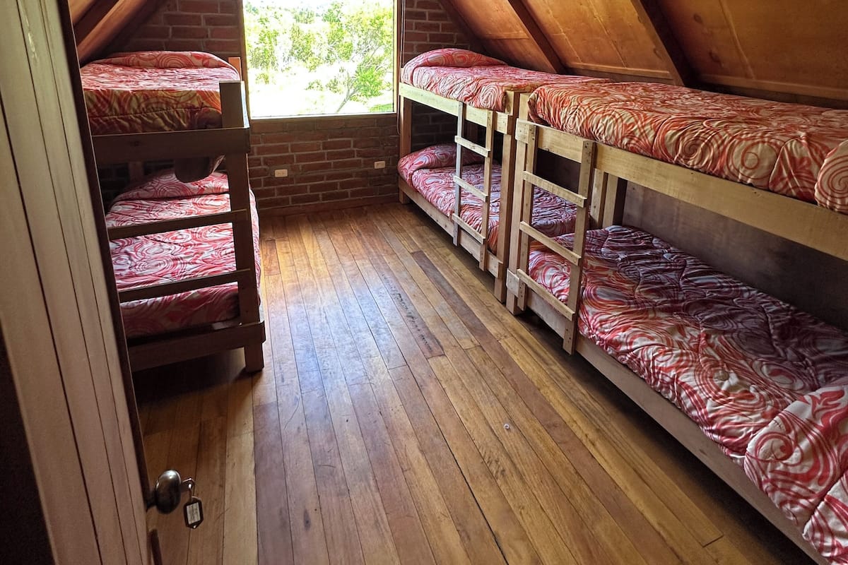 Dormitorio compartido clásico, vistas a la montaña | Cortinas opacas, tabla de planchar con plancha, wifi gratis