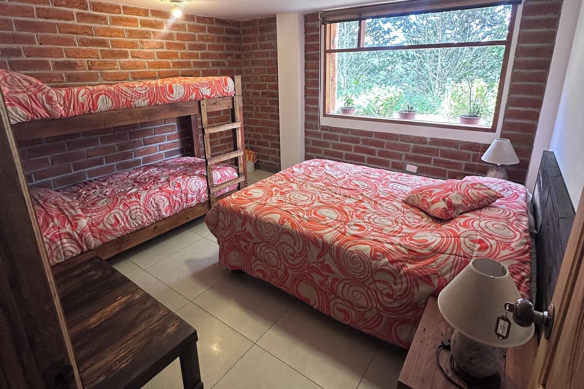 Habitación cuádruple clásica, Se admiten mascotas, vistas a la montaña | Cortinas opacas, tabla de planchar con plancha, wifi gratis