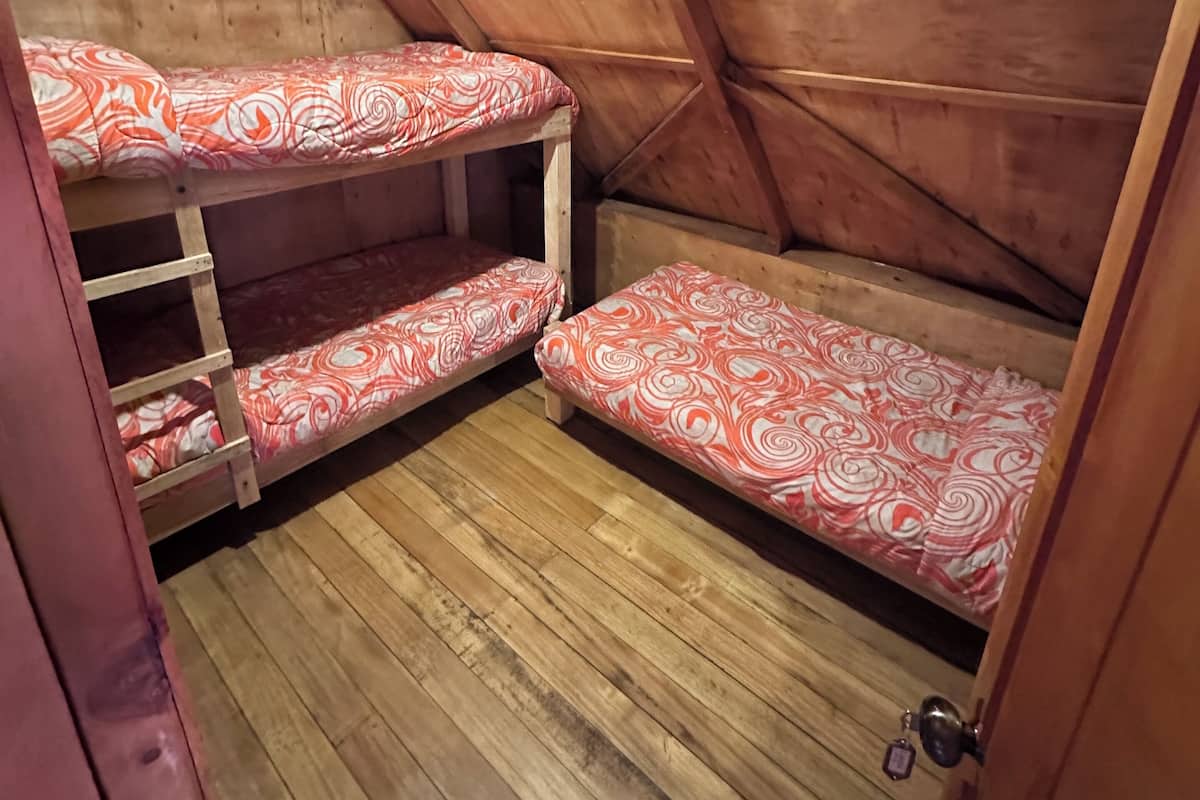Habitación cuádruple clásica, vistas a la montaña | Cortinas opacas, tabla de planchar con plancha, wifi gratis