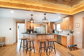 Fridge, microwave, oven, stovetop - The Raven at BV STR-164 in Buena Vista (Buena Vista)