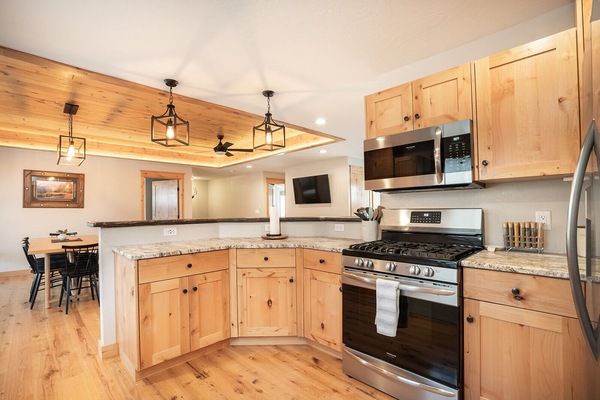 Frigorifero, microonde, forno, piano cottura