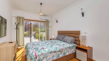 Suite, vista a la ciudad | Escritorio, espacio para trabajar con laptop y wifi gratis