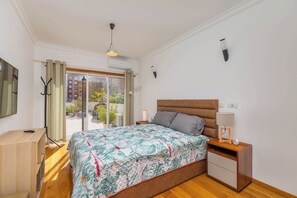 Suite, vistas a la ciudad | Escritorio, espacio para trabajar con un portátil, wifi gratis